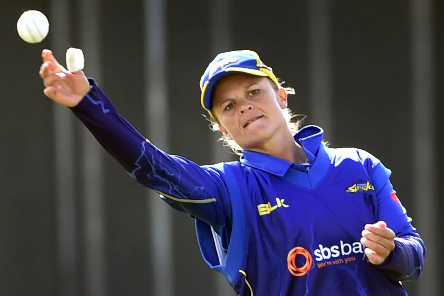 Suzie Bates returns the ball. Photo: Peter McIntosh
