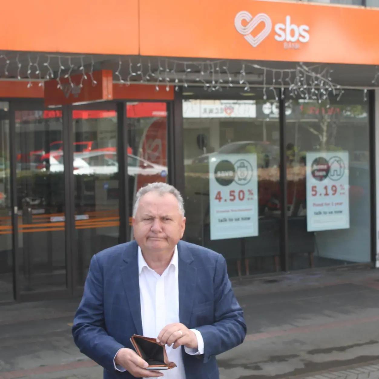 Empty wallet: Shane Jones rips Gore bank for cashless policy