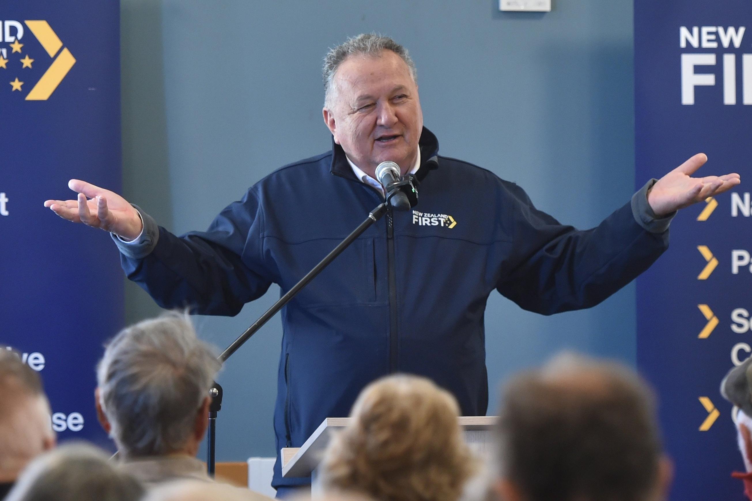 „Grabt, Baby, gräbt!“: Jones wirbt in einem vollbesetzten Saal in Mosgiel ...