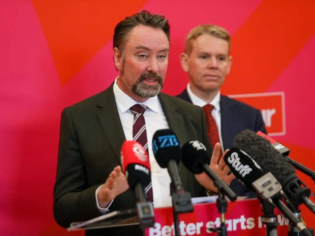Labour pledges social media ban for under-16s