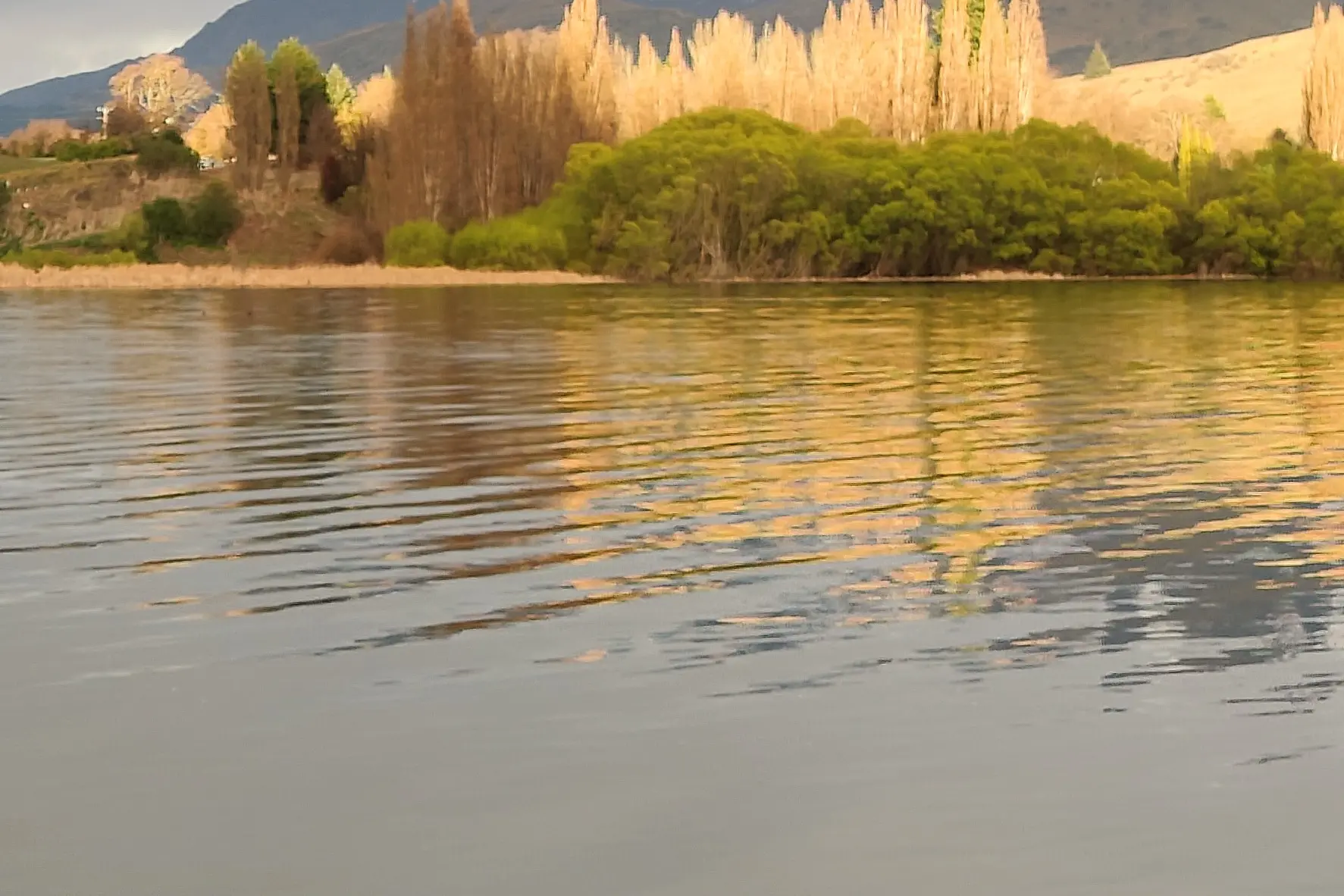 Starting the day in nature: Sunrise on Lake Hayes. Photo: Headlight