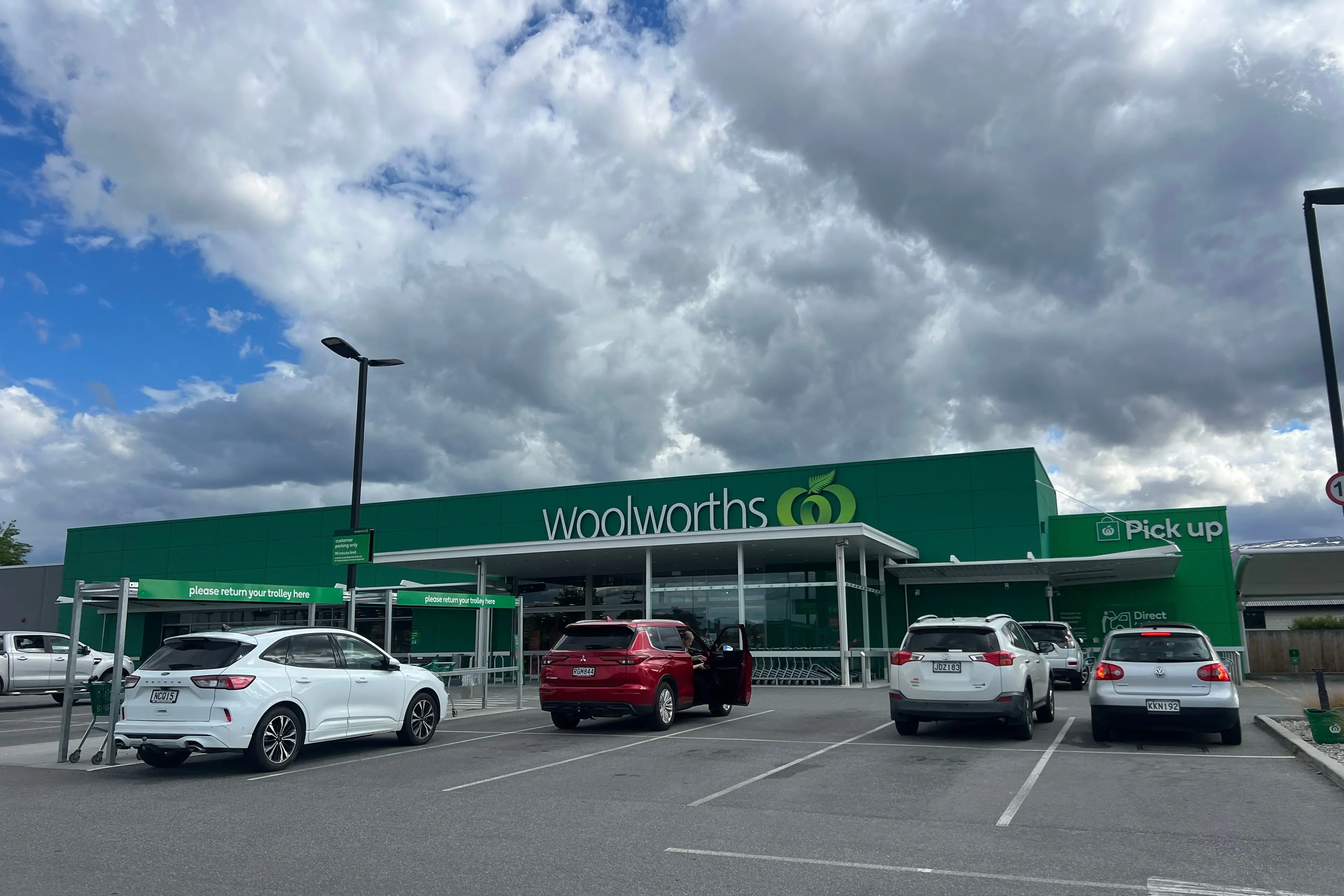 Woolworths Alexandra has been revealed as the top-rated supermarket in New Zealand, according to data sourced from Google reviews in October. Photo: Carys Trotter