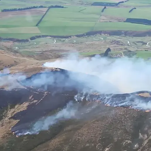 Strong winds expected to keep Southland scrub fire burning