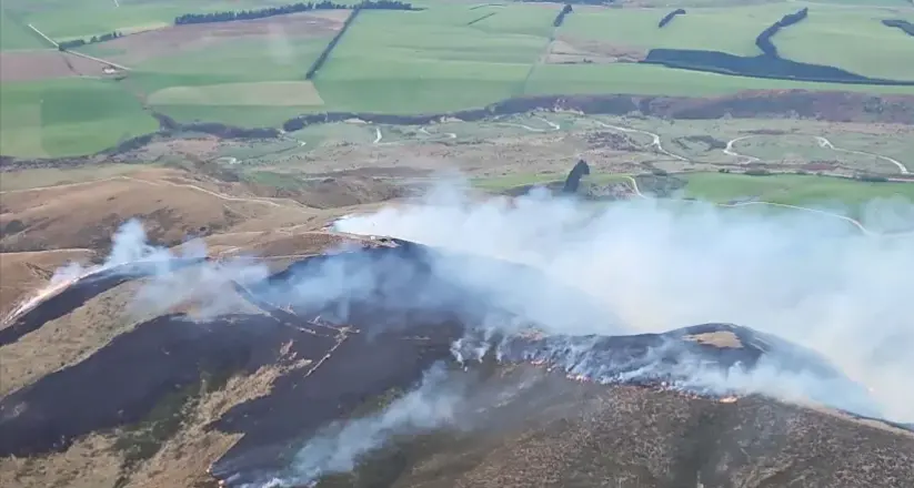 Strong winds expected to keep Southland scrub fire burning